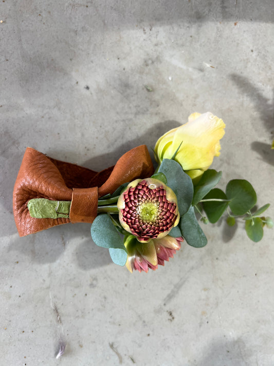 Ramillete de muñeca floral fresco